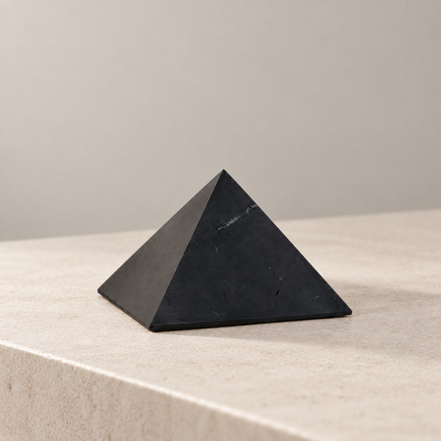 Polierte Schungitpyramide